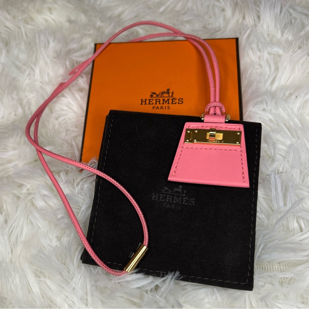 *NWOT* Hermés Mon Petit Kelly necklace in pink